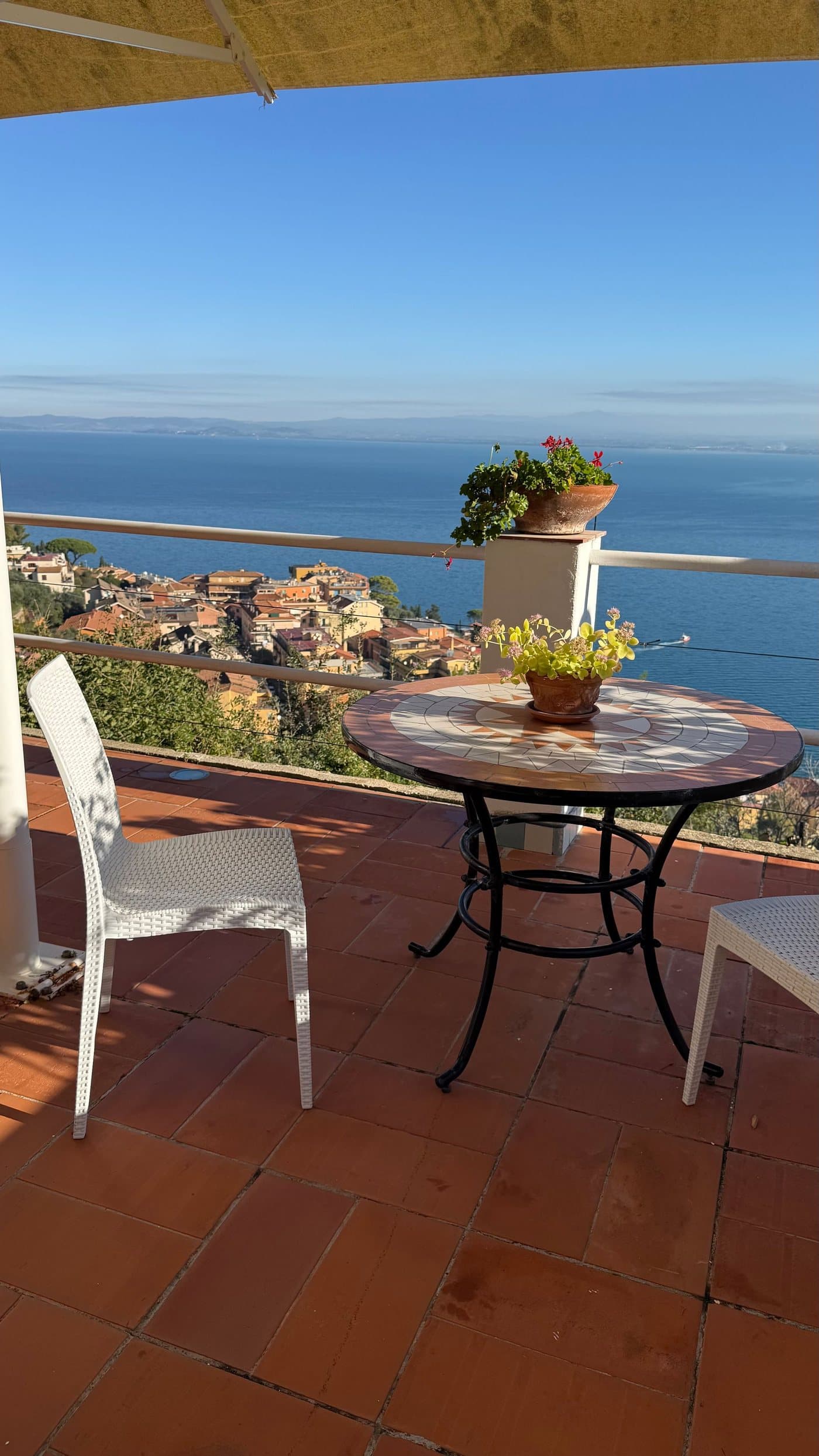 Vue depuis le balcon — les toits et la mer