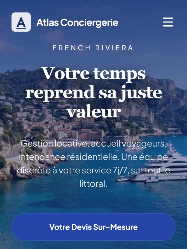 Page d'accueil du site Atlas Conciergerie : une photo de bord de mer, le titre « Votre temps reprend sa juste valeur » et un bouton pour demander un devis.