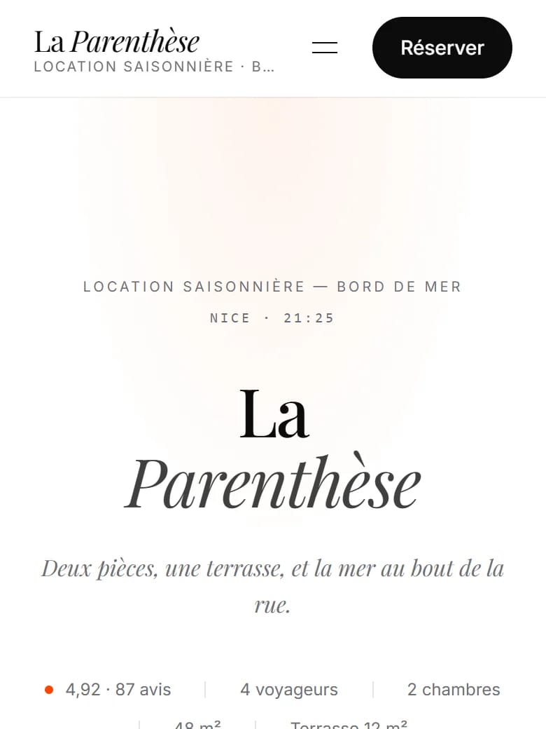 Page d'accueil du site La Parenthèse : le nom en grandes lettres, deux photos d'un quartier en bord de mer, le prix à la nuit et un bouton « Réserver un séjour ».